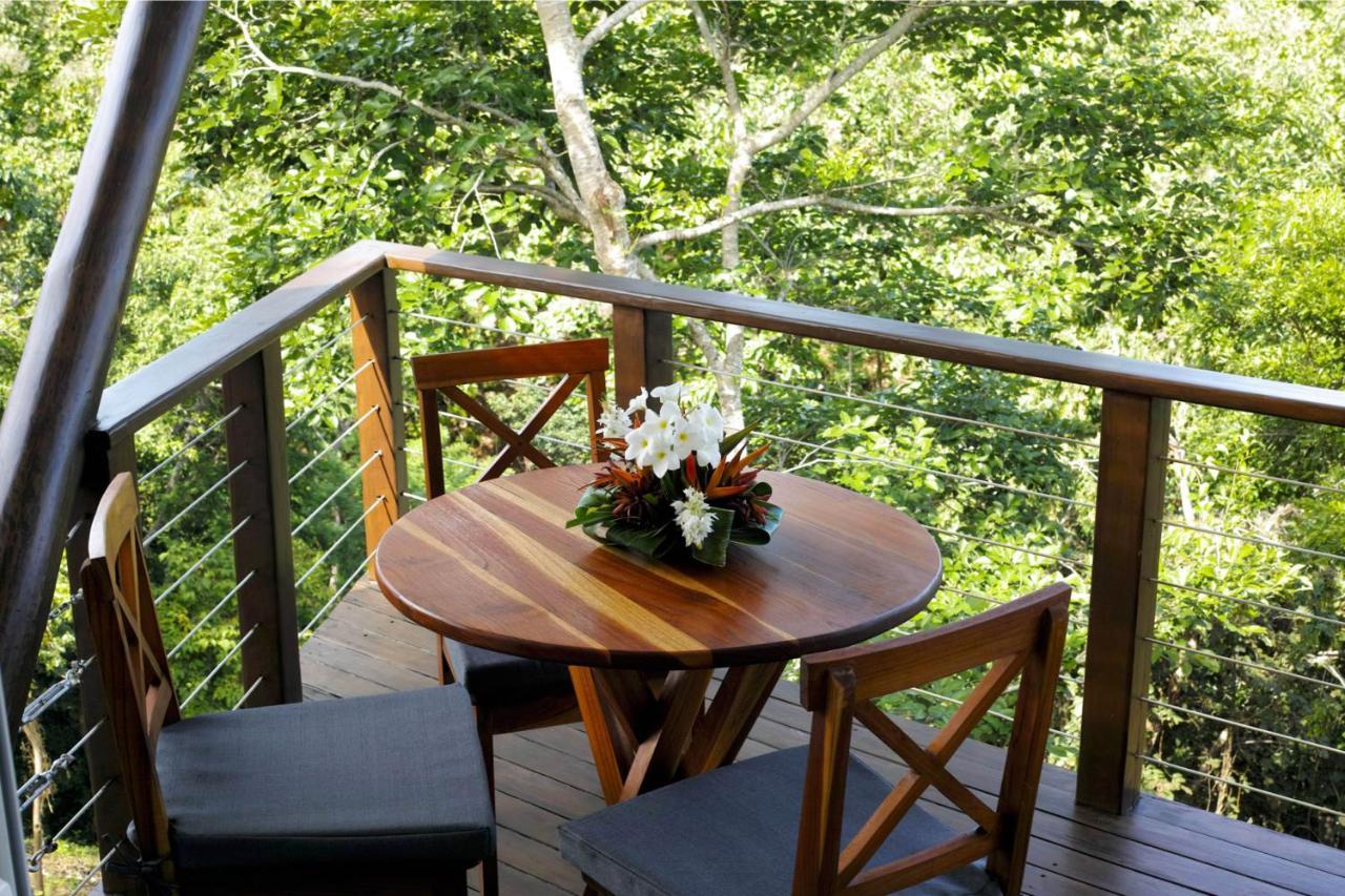 Zimmer mit Kingsize-Bett und Bergblick
