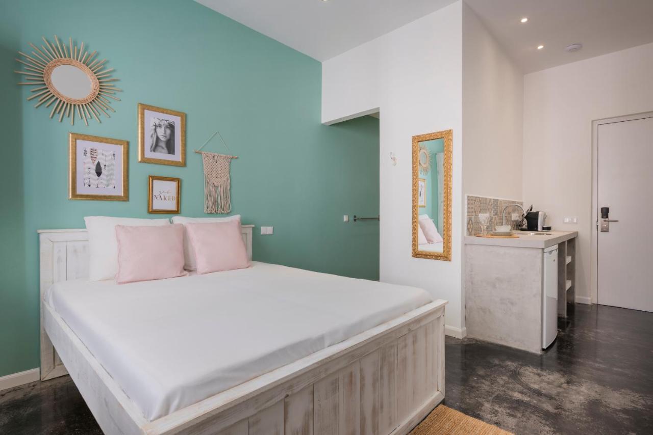 Zimmer mit Queensize-Bett und Balkon
