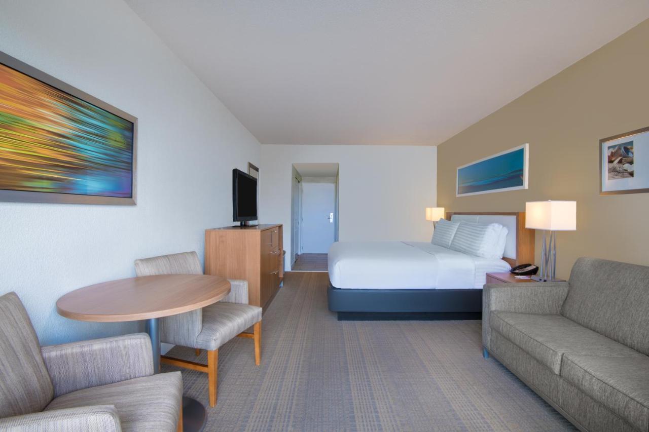 Standard Zimmer mit Kingsize-Bett und seitlichem Meerblick