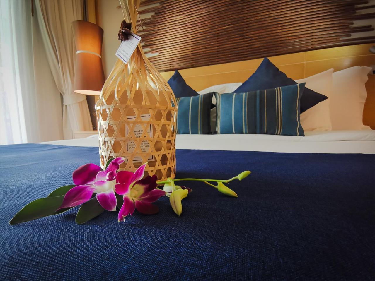 Zimmer mit Kingsize-Bett und Zugang zum kühlen Pool