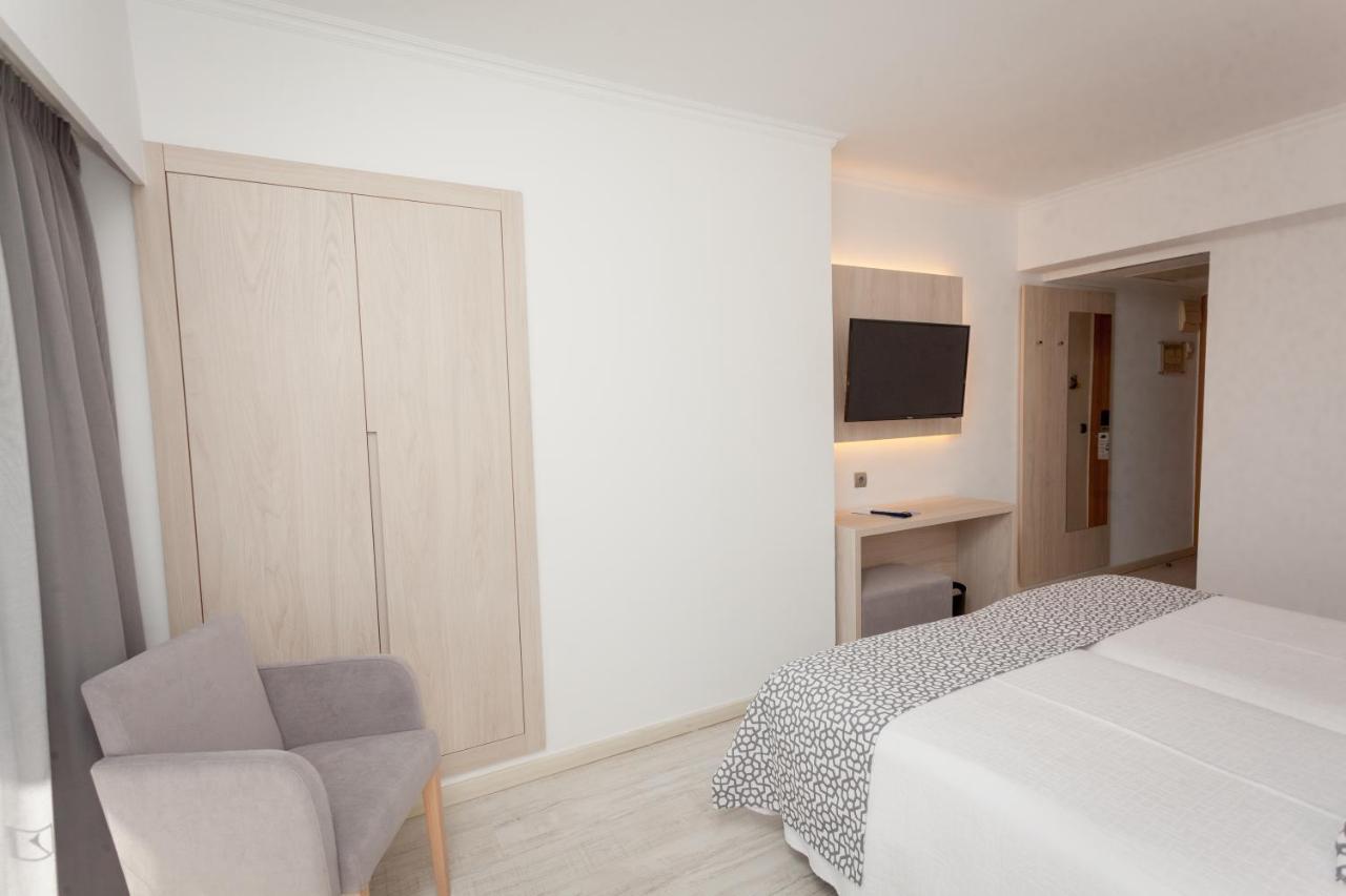 Doppel-/Zweibettzimmer mit Balkon