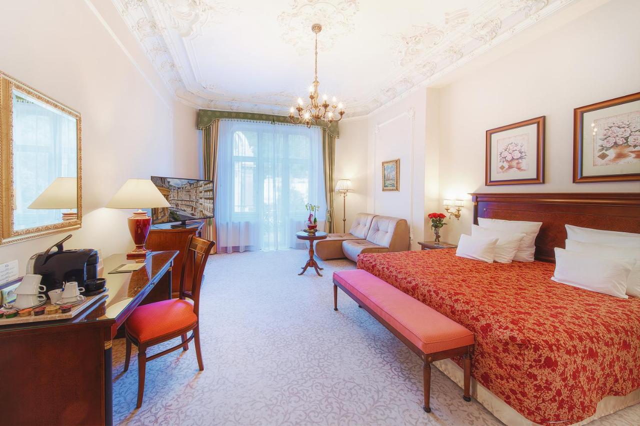 Supreme Doppelzimmer mit Blick auf das Kurviertel und Zugang zum Wellnessbereich