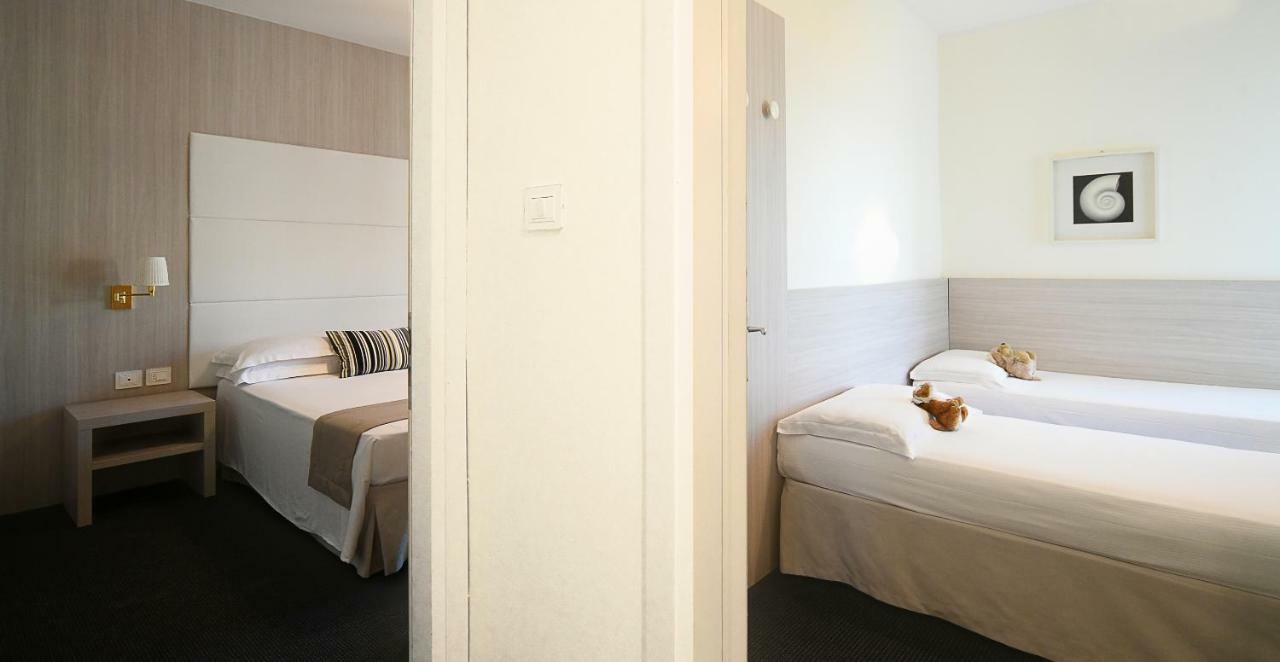 2 Zimmer mit Verbindungstür mit teilweisem Meerblick (2 Erwachsene + 2 Kinder)