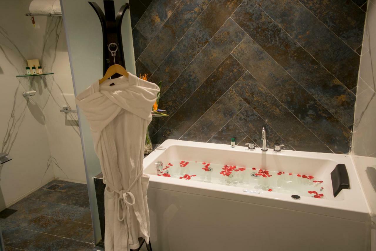 Executive Suite with 15% discount on Spa, Food & Soft Beverage & 25% discount on Salon and 20% on Laundry (Only washing & Ironing) per stay