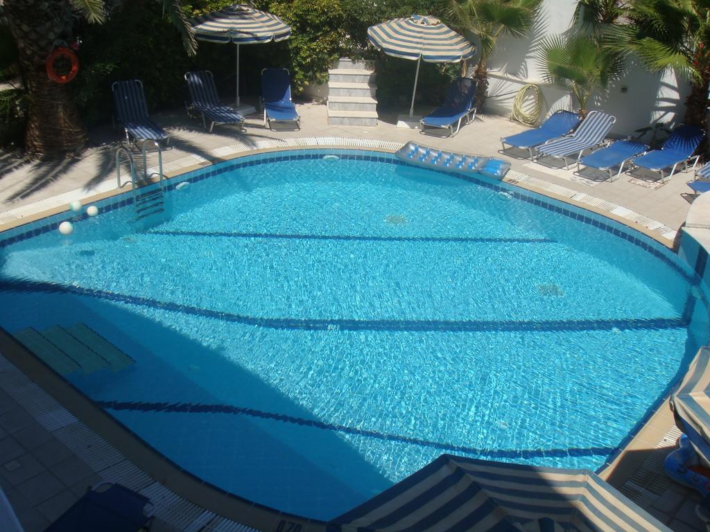 Studio mit Poolblick (2 Erwachsene)