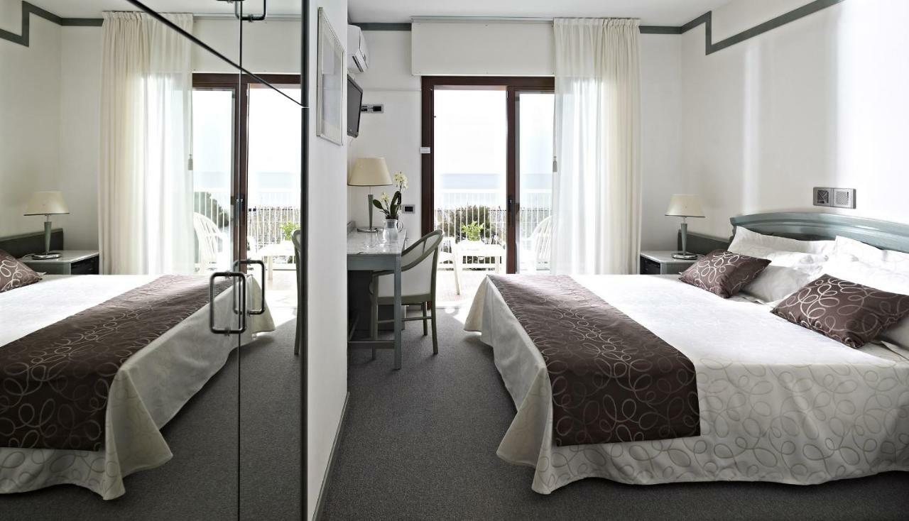 Standard Doppelzimmer mit seitlichem Meerblick
