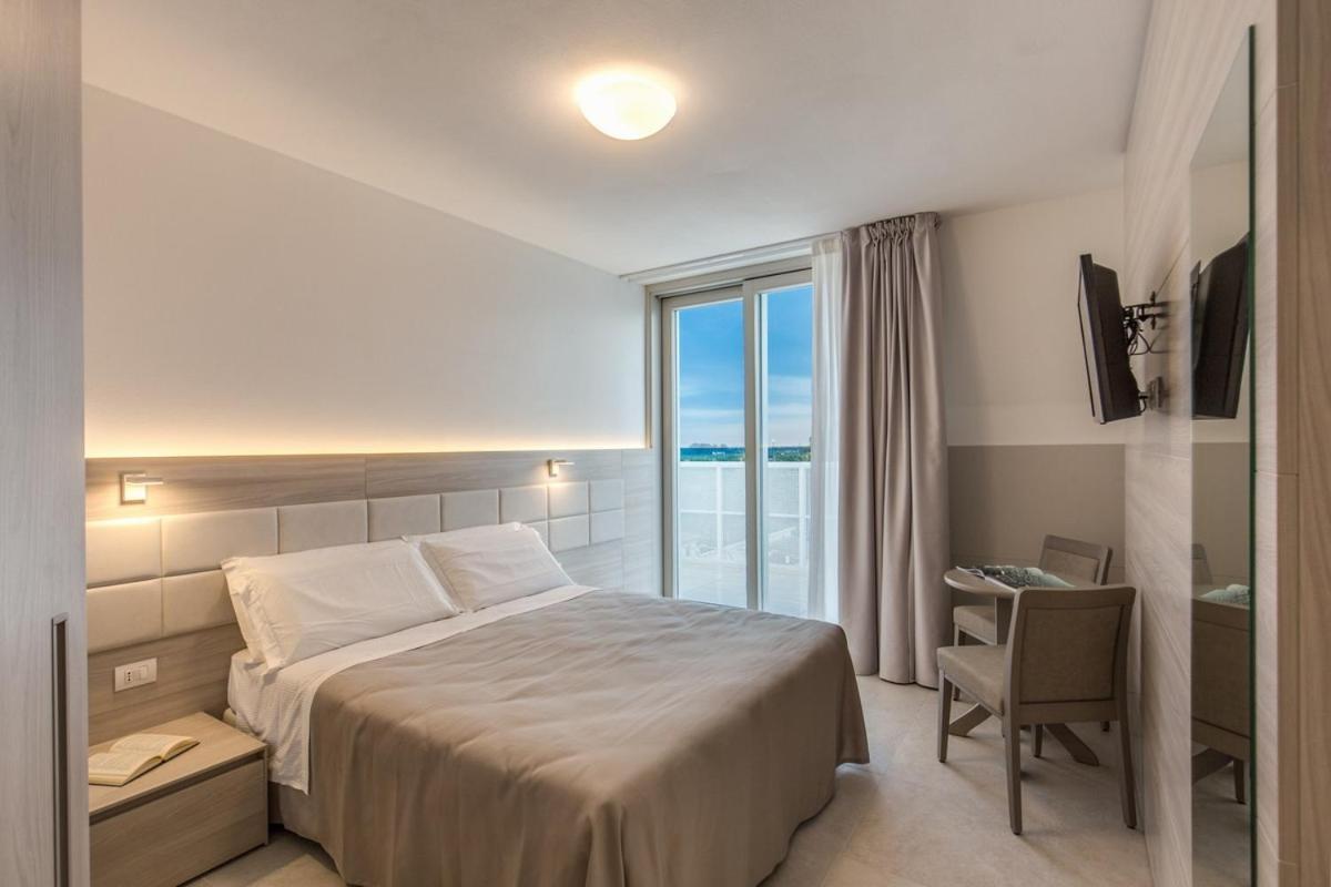 Suite mit einem Balkon und einem Whirlpool