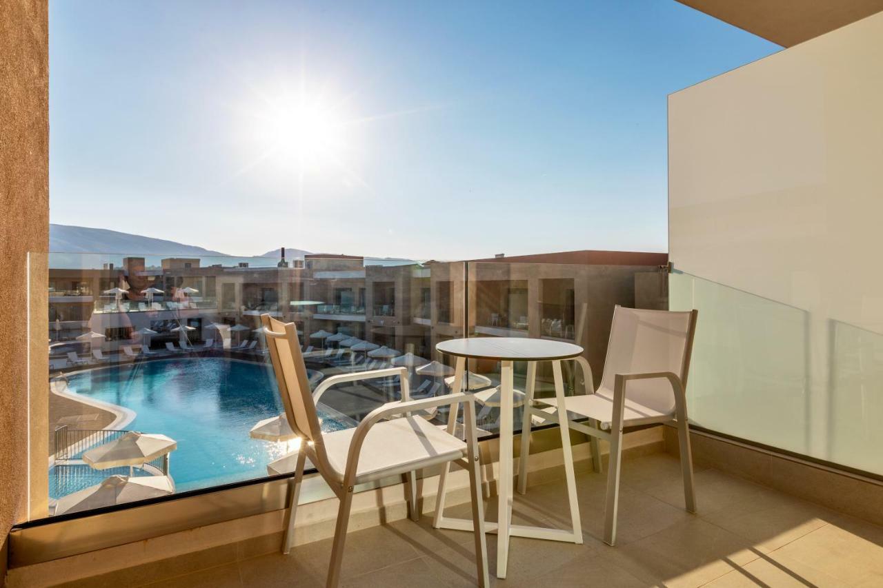 Familienzimmer mit Poolblick