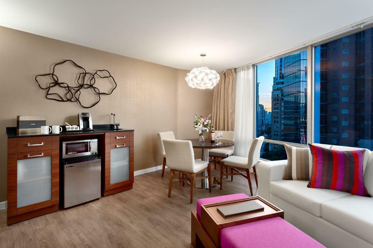 Executive Suite mit Kingsize-Bett und Hafenblick