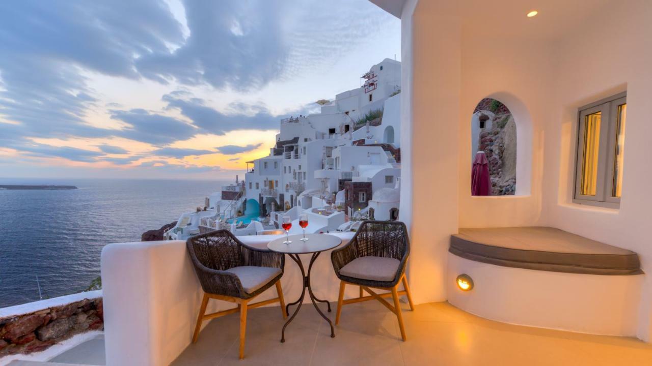 Deluxe Cave Villa with Private Dome Hot Tub, Caldera and Sunset View