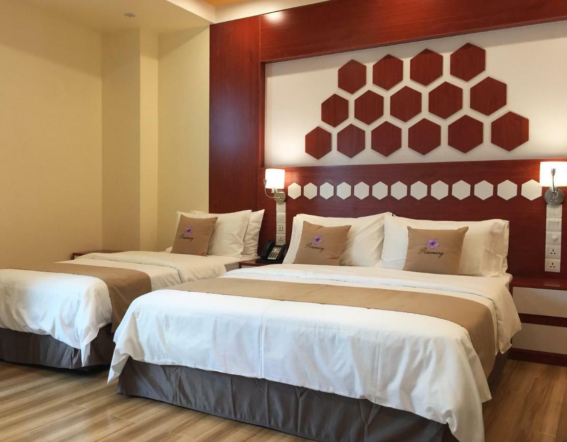 Suite mit Kingsize-Bett, eigenem Balkon und Badewanne