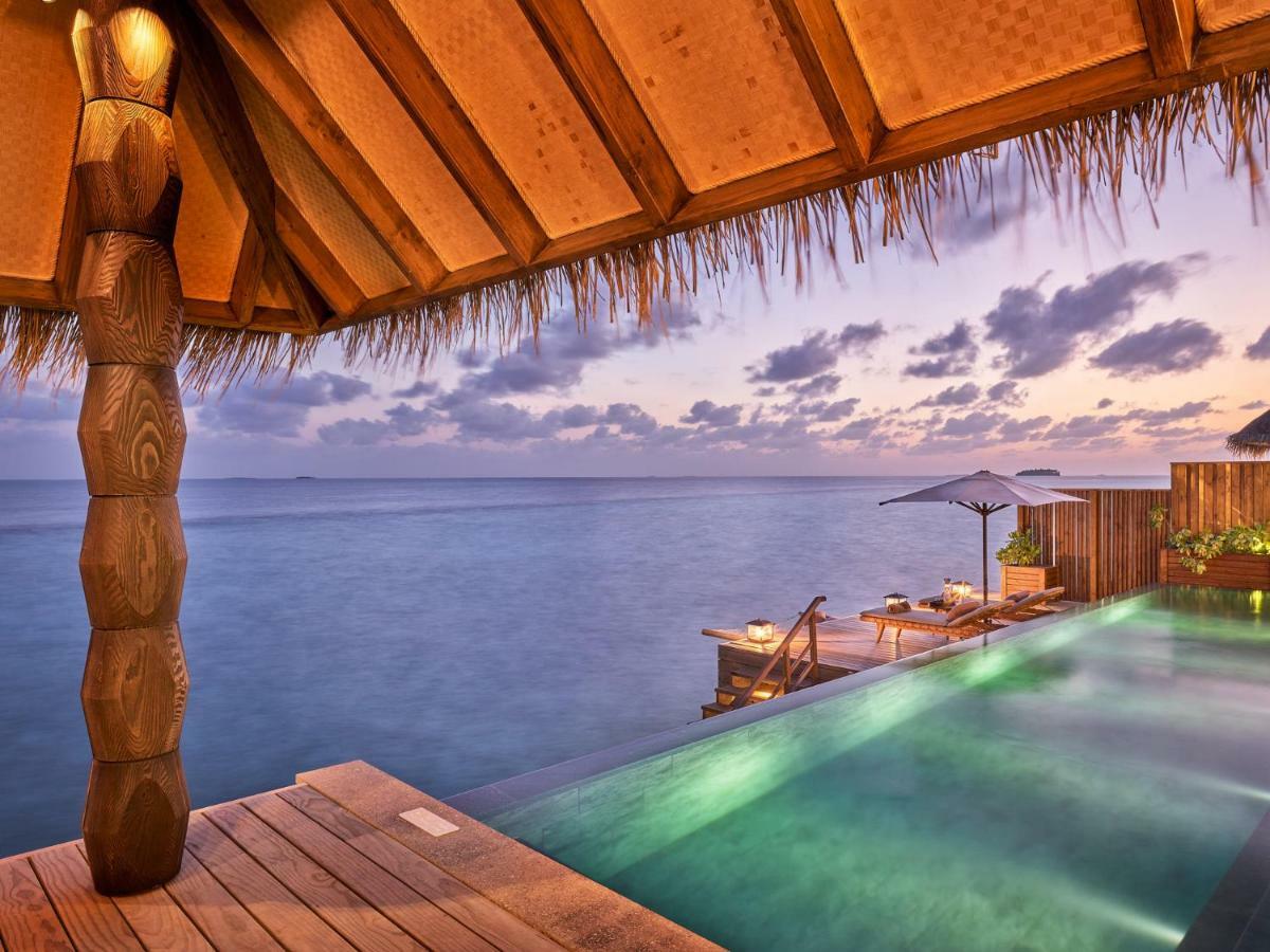 Luxuriöse Wasservilla Sonnenuntergang mit Pool