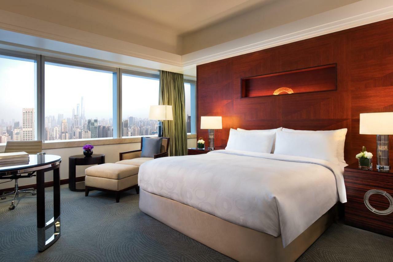 Zimmer mit Kingsize-Bett und Blick auf die Skyline