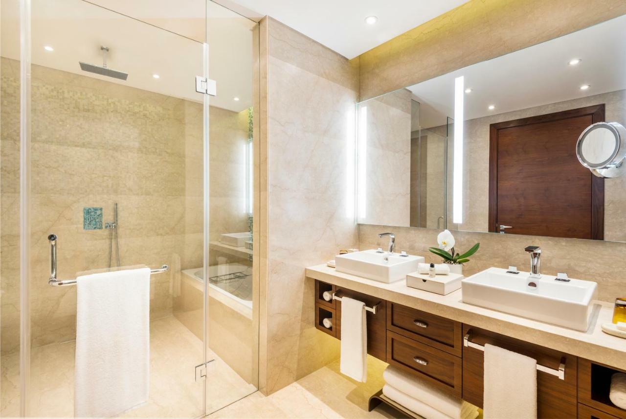 Grand Deluxe Zimmer mit 1 Kingsize-Bett, Poolblick und Balkon