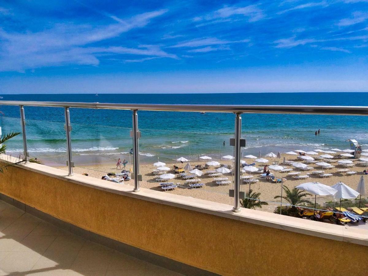 Zweibettzimmer mit Meerblick und Balkon mit kostenlosem Strandzugang