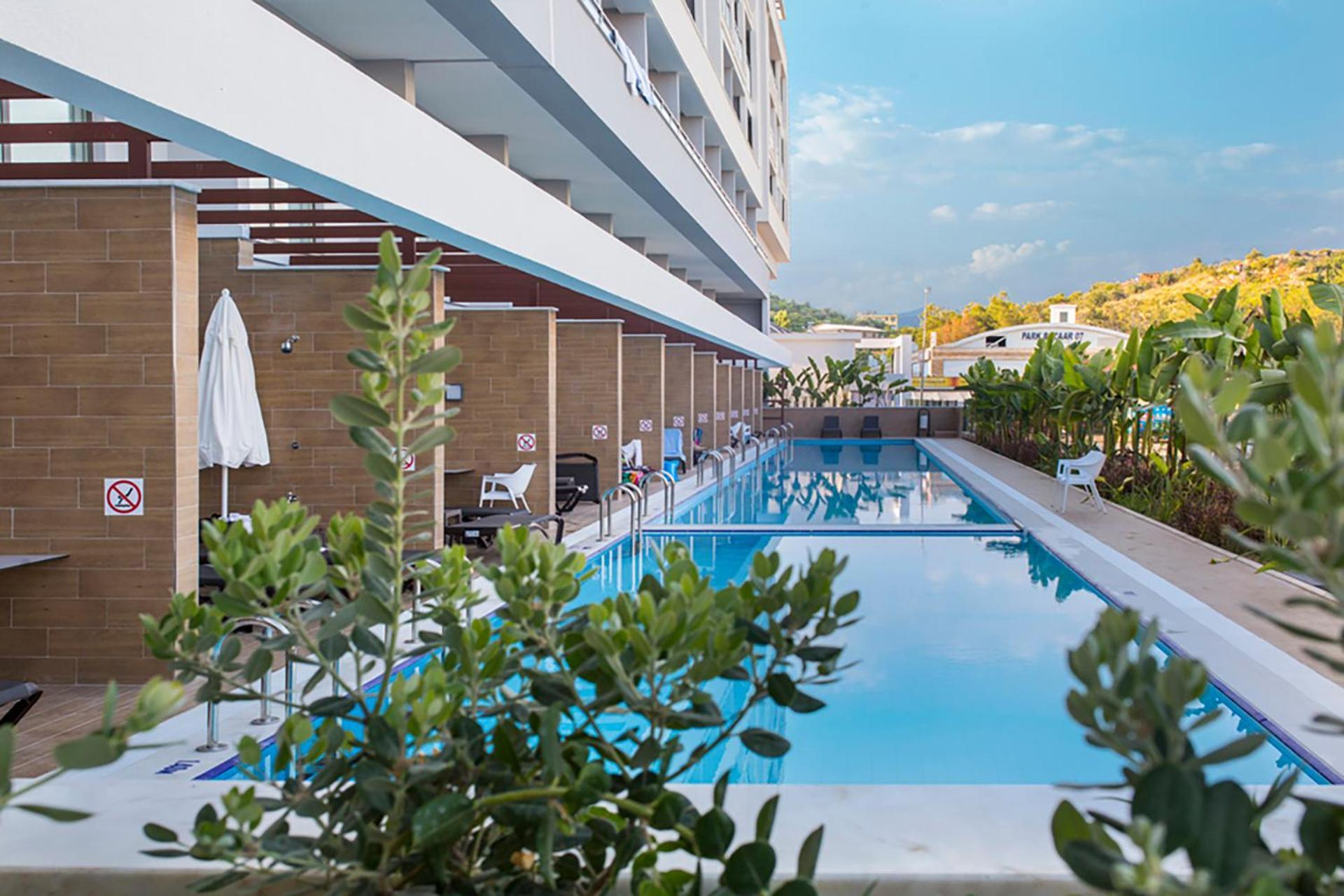 Doppelzimmer mit Zugang zum Pool