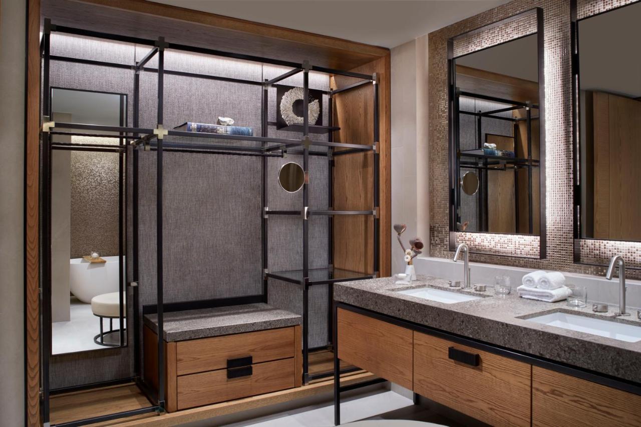 Zimmer mit 1 Kingsize-Bett und Stadtblick
