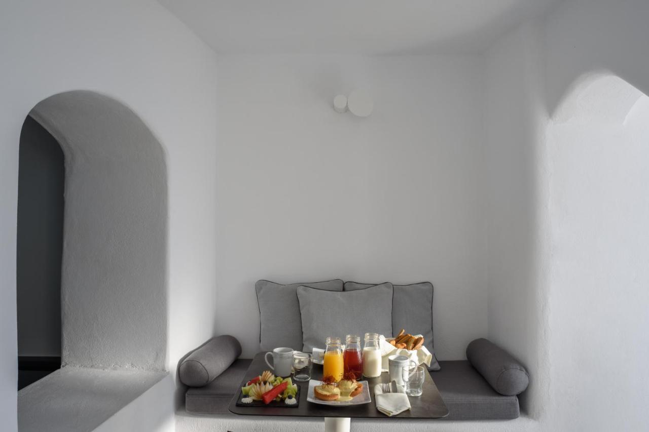 Superior Suite mit eigenem Whirlpool und Aussicht auf den flussartigen Pool und die Caldera