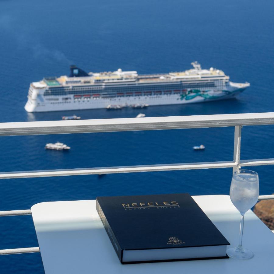 Senior Suite mit Whirlpool und Blick auf die Caldera