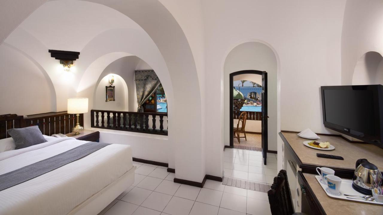 Zimmer Azur mit Poolblick