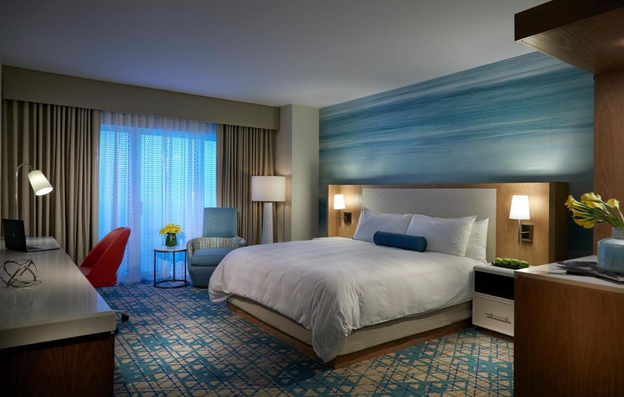 Deluxe King Room Pool View
