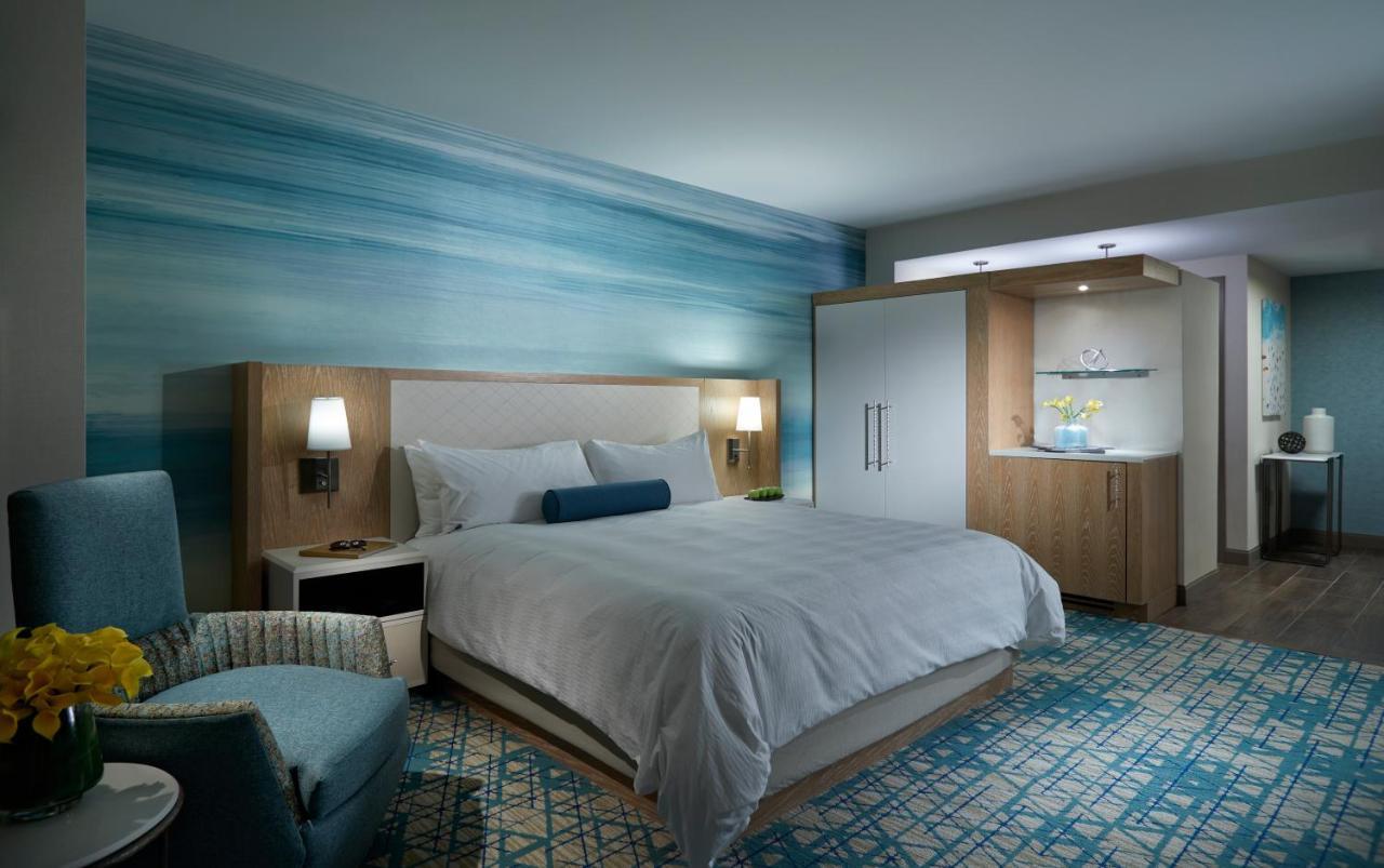 Deluxe King Room Pool View