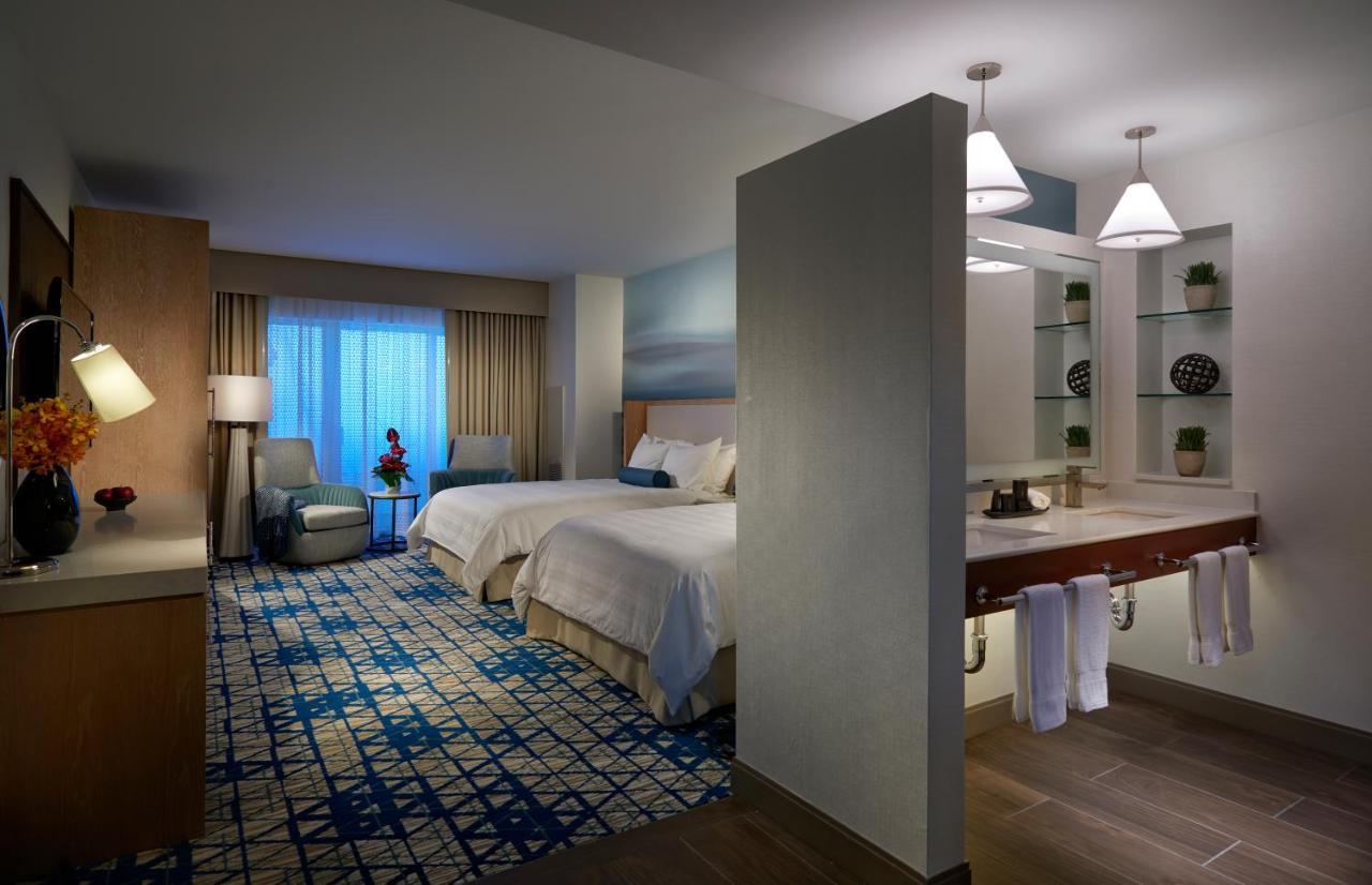 Deluxe Queen Room Pool View