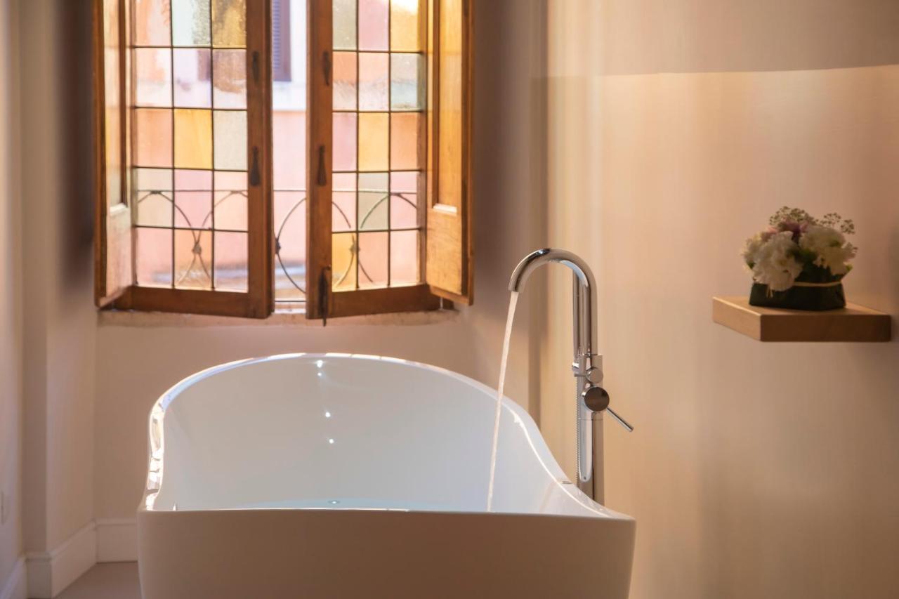 Zimmer mit Queensize-Bett und Whirlpool-Badewanne