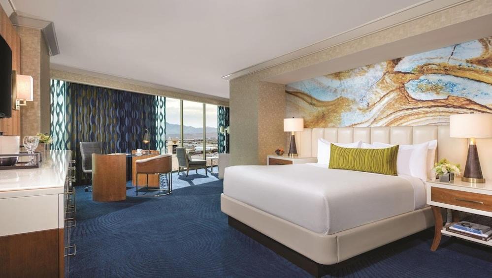 Executive Suite mit Kingsize-Bett und Resort-Queensize-Bett - Blick auf den Strip