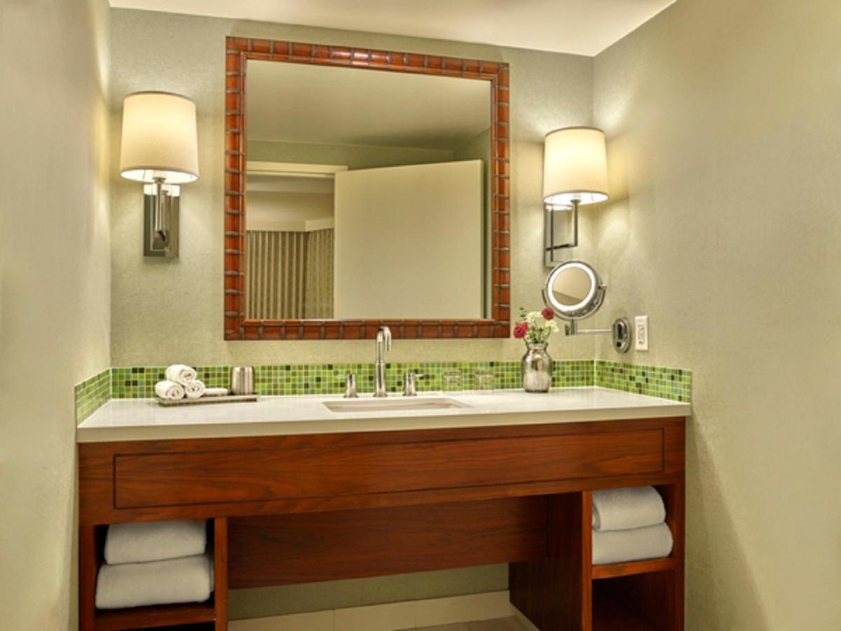 Suite mit Kingsize-Bett und Blick auf die Coronado Bay