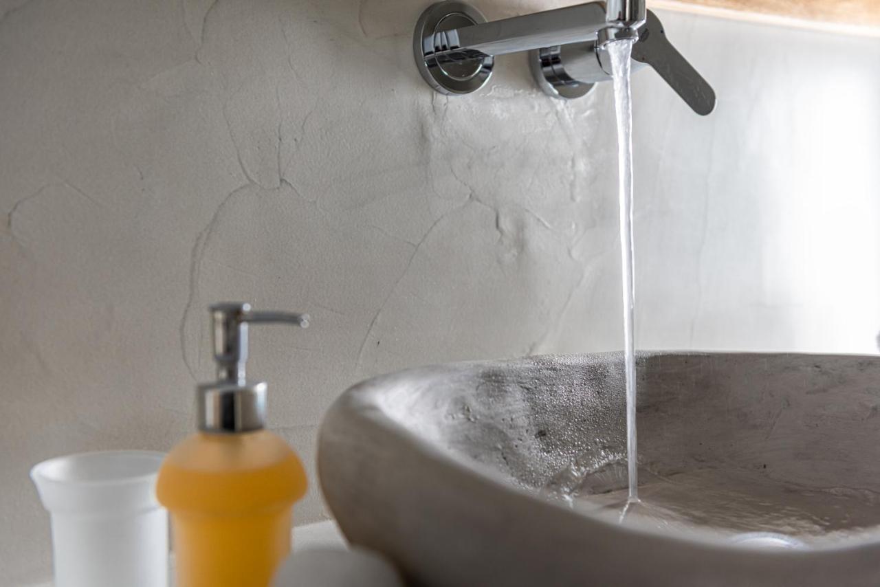 Suite Opal mit Whirlpool und Blick auf die Caldera