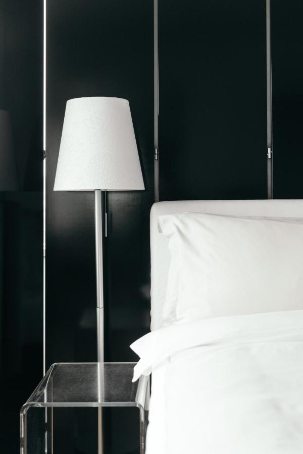 Zimmer mit Kingsize-Doppelbett und Stadtblick
