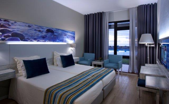 Doppel-/Zweibettzimmer mit Poolblick