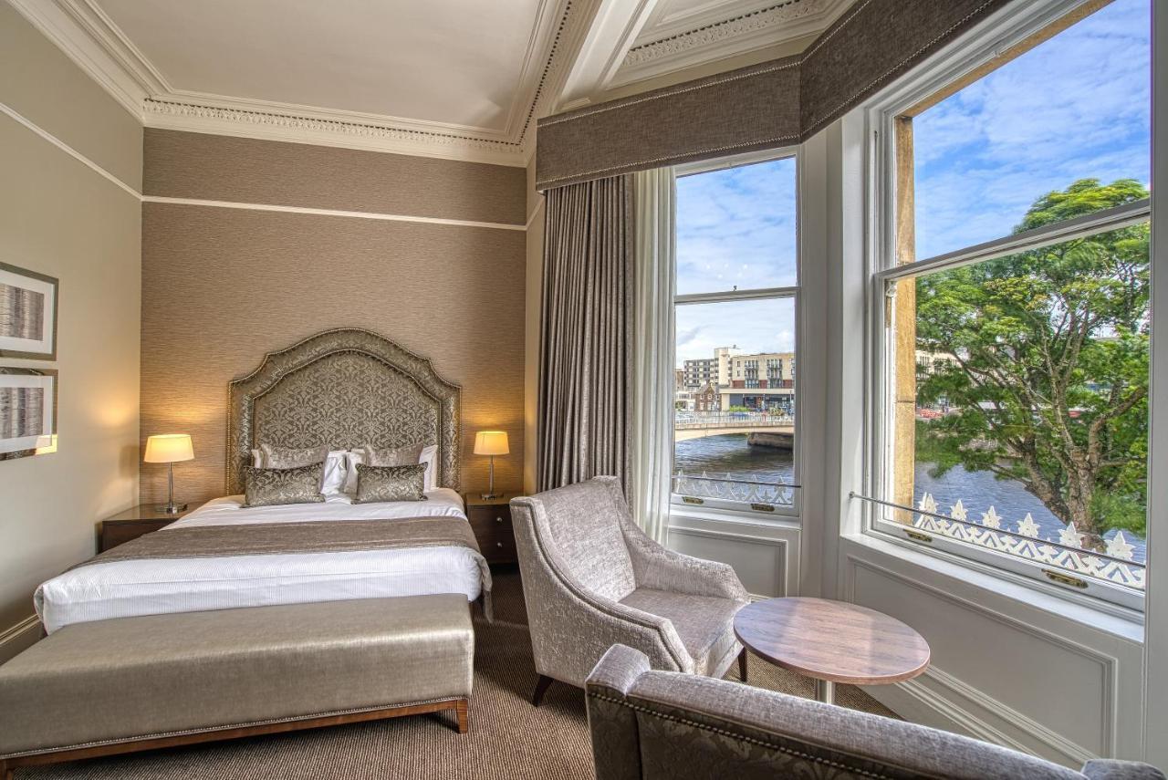 Doppel-/Zweibettzimmer mit Flussblick