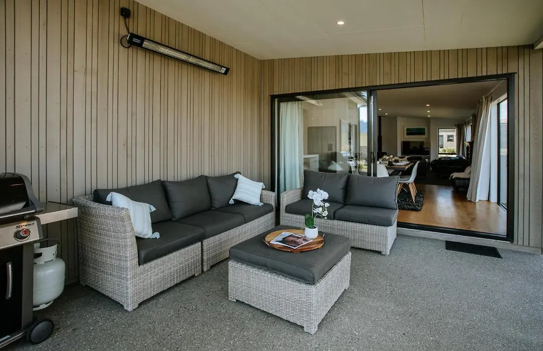 Bull Ridge Retreat - Sleeps 6 - Spa Pool - Sauna - Mountain Views-1