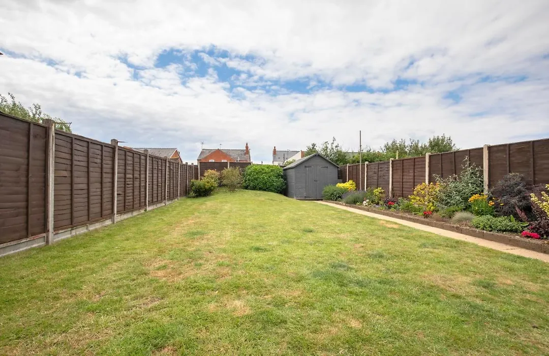 Modern Three Bedroom Home In Gloucester With Hot Tub-1