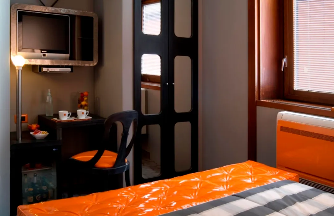 Orange Hotel-1