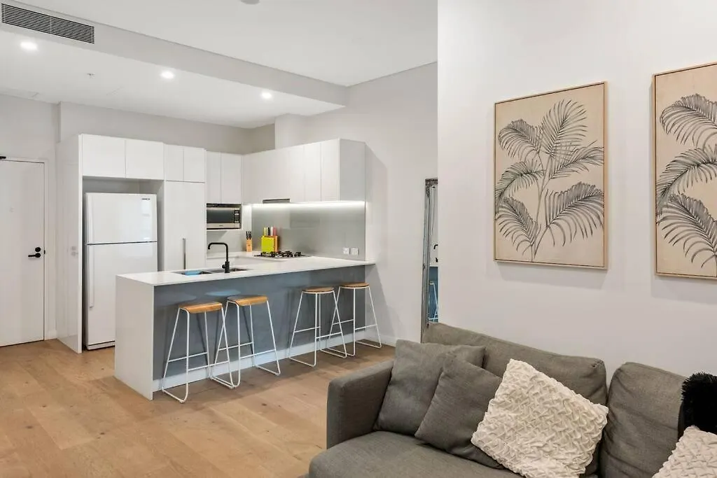 Great Located Unit/Private Balcony, Pool,Gym,Parking-1
