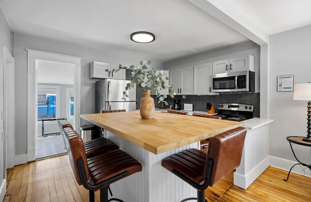 Charming Vintage Cottage With Hot Tub & Free Bikes!-1