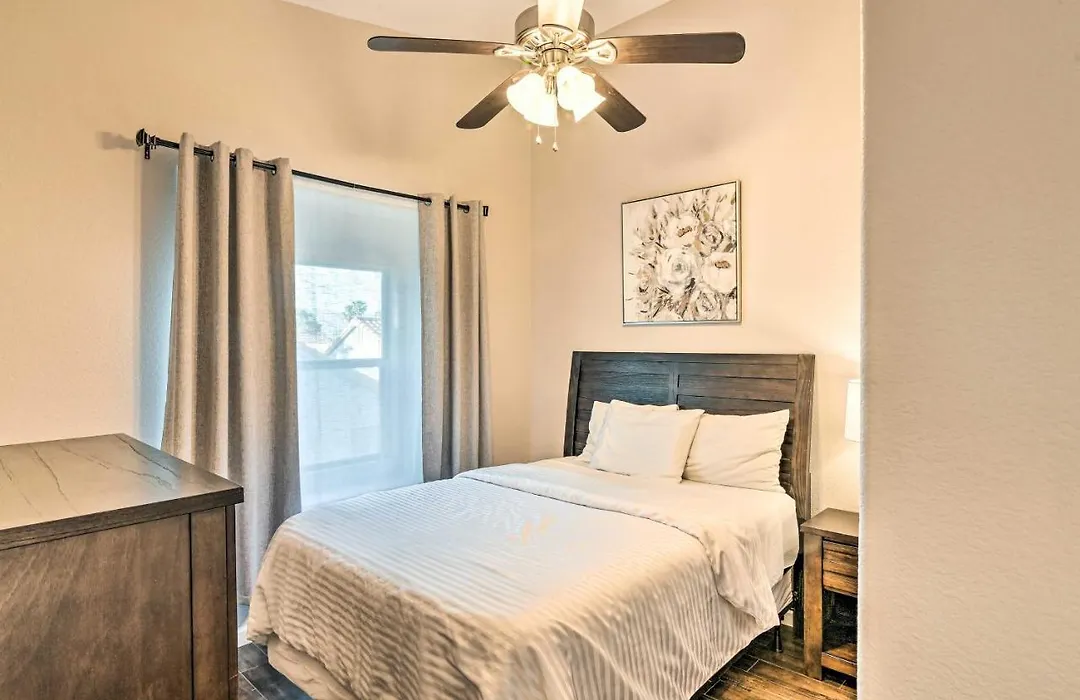 Contemporary Vegas Townhome With Community Pool-1