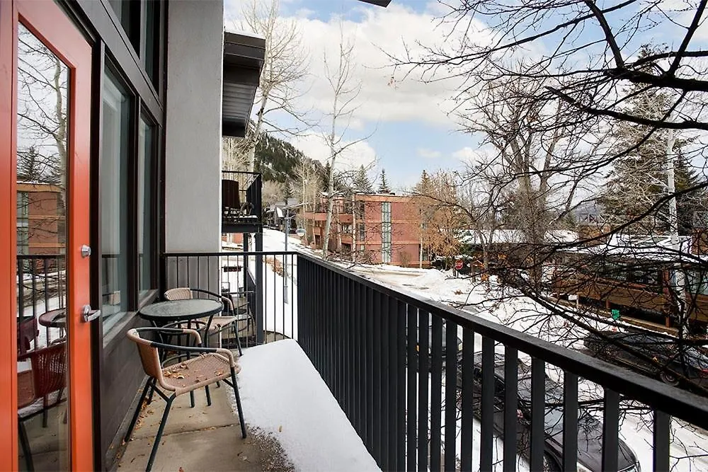 Fifth Avenue Unit 5 Modern & Stylish Condo With A/C And Access To Pool & Hot Tub-1