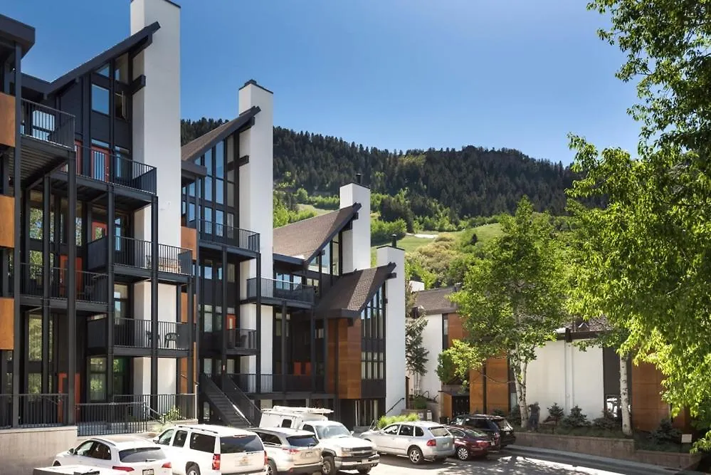 Fifth Avenue Unit 205 Spacious 1 Bedroom + Loft With Air Conditioning. Close To Ski Slopes!-1