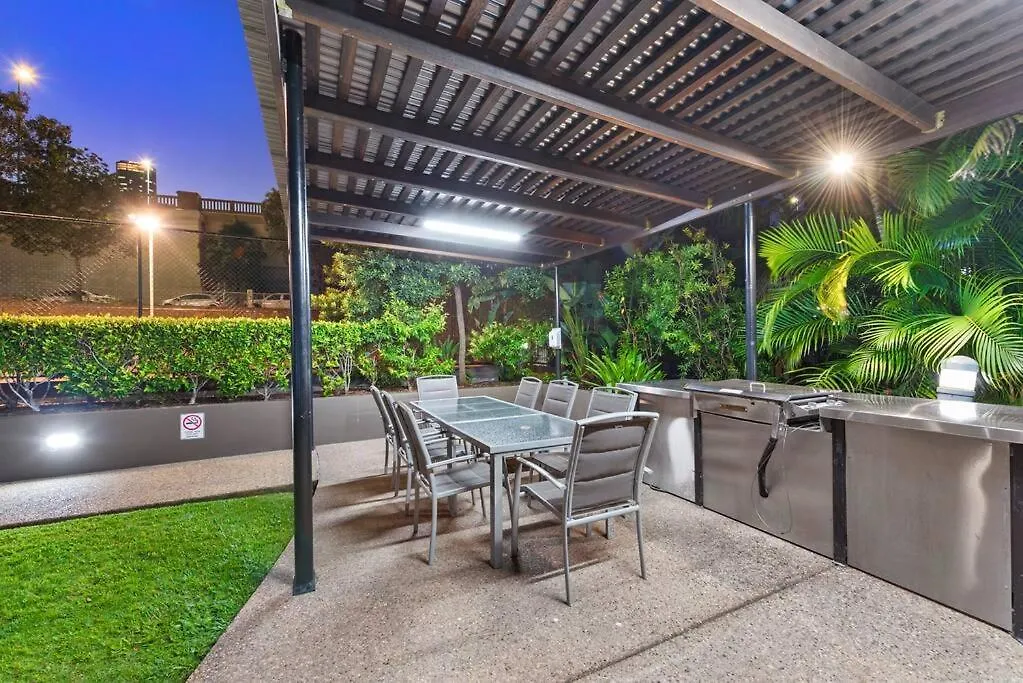 Resort Pad ~ 1Bed/1Bath/Balcony/1Car ~ 10 Mins Cbd-1