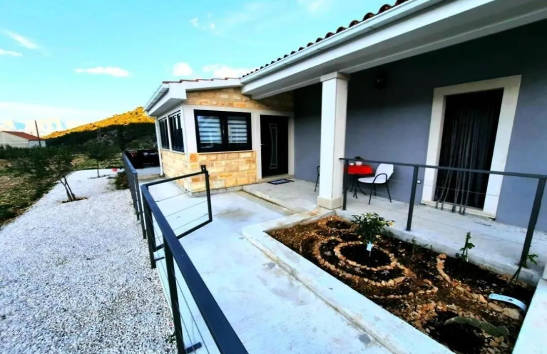 House Toni-1