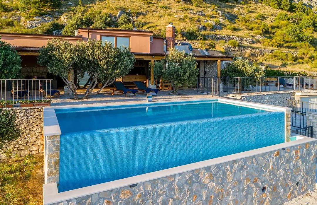 Villa Secluded Paradise-1