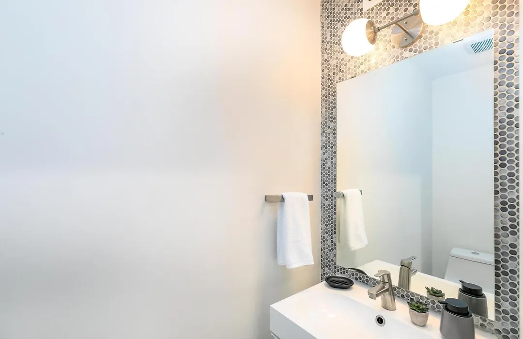 Central Location, Huge Pool, Upgraded Unit-1