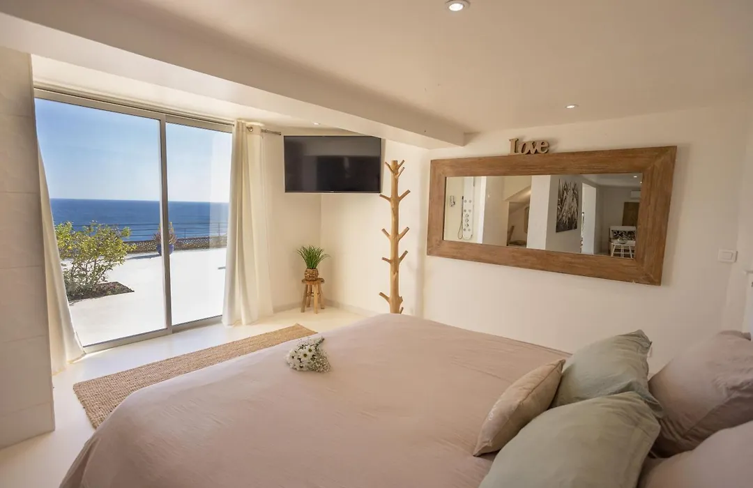 LES SUITES LOVE 3 SPA VUE MER PISCINe-1