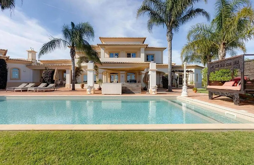 Luxury Villa With Gym, Jacuzzi And Swimming Pool-1