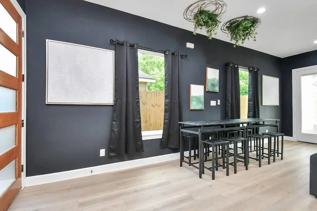 Stylish & Cozy - Hot Tub 4 Beds Near Downtown-1