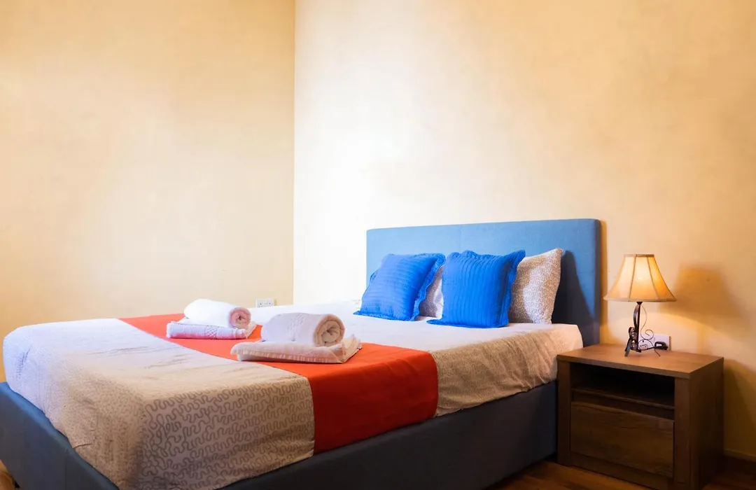 Emerald Court Apartments & Penthouse With Heated Jacuzzi-1